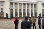 Кривавий монстр: Верховну Раду перефарбували під покровом ночі
