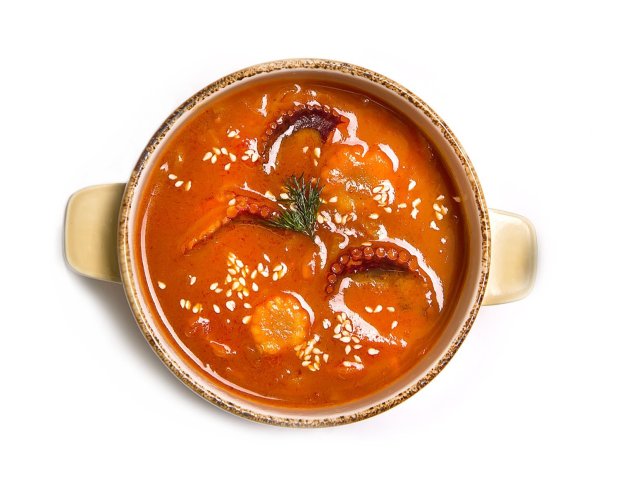 Пикантный рецепт томатного супа из морепродуктов