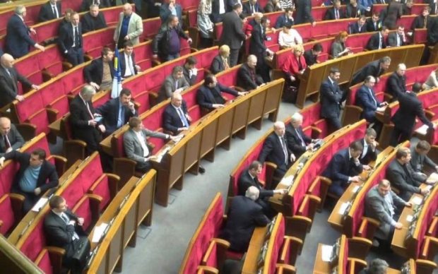 Зміни у Конституції: чого очікувати українцям від нових законів
