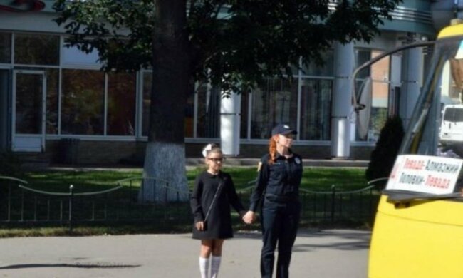 Школярі вчать дорослих переходити дорогу (фото)