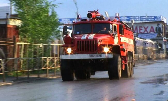 Перекинулися на дах: "пожарка" потрапила в серйозну ДТП