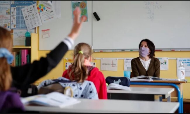На Тернопольщине директор школы заставил детей прогуливать уроки: "На всякий случай"