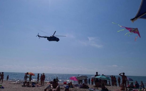Военный вертолет "атаковал" отдыхающих в Мариуполе: видео