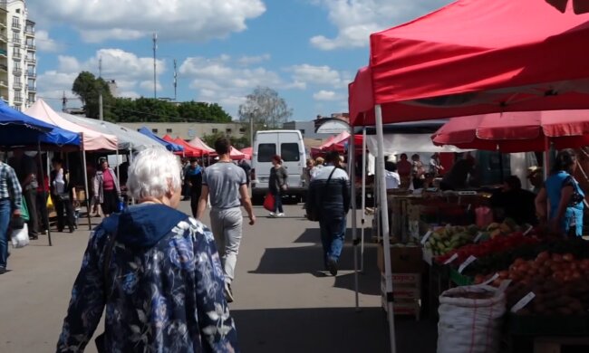 Пенсионерка на рынке. Фото: скрин youtube