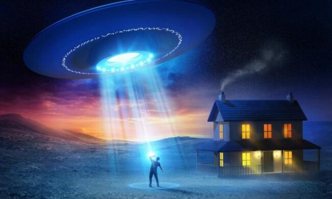 Заблудился: на видео попал НЛО, залетевший во двор жилого дома