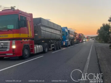 Багатокілометровий затор на трасі Одеса—Рені біля мосту в Маяках