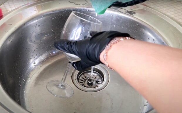Як очистити скляний посуд. Фото: скрін youtube