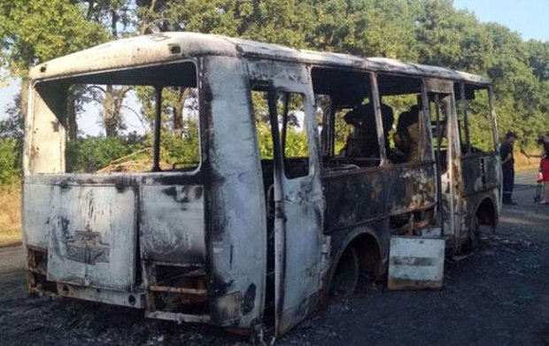 Залишився тільки каркас: автобус з дітьми спалахнув просто на ходу