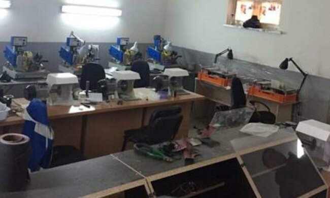 У гаражному кооперативі Києва обробляли 200 кг контрабандного бурштину (відео)