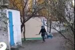 Чоловік з ножем / скріншот з відео