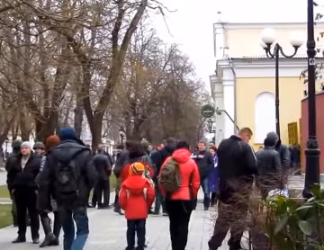 Коронавірус звалив? У Києві безпритульний налякав містян, "вакцина витікає"