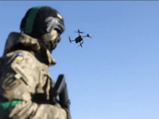 Український військовий та дрон