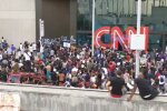 Бите скло та нецензурні написи - штаб-квартира CNN потрапила під приціл протестуючих, всьому виною копи
