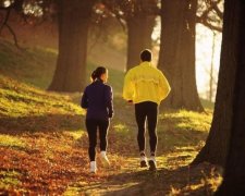 Как правильно бегать осенью: важные советы