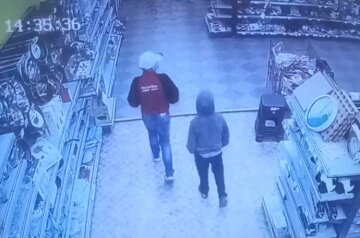 В центре Мукачево двое несовершеннолетних детей вынесли из магазина вещи