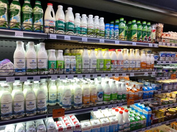 молочна продукція у супермаркеті \ фото Знай.UA