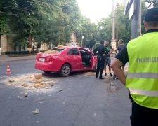 В Одессе автомобиль разбил бетонный забор военного госпиталя