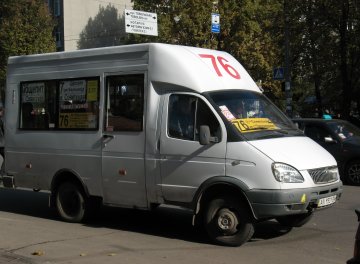 В Донецке маршрутка едва не разнесла детский магазин и "влипла" в столб: фото