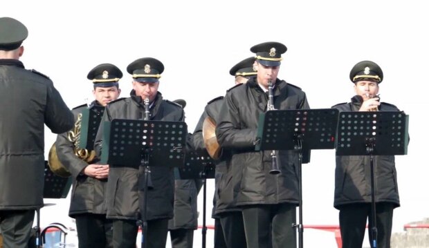 "Підіймаємо дух бійців гітарою і баяном" - художній керівник військового оркестру розповів про "немузичні" будні на Донбасі