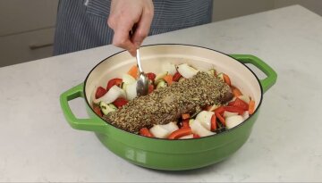 Свиняча вирізка з овочами: фото скрін Ютуб