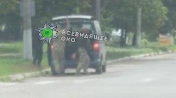 Военные затолкали парня в багажник авто. Фото: кадр с видео