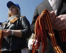 Впервые в Украине: копы наказали фанатку "колорадских" лент