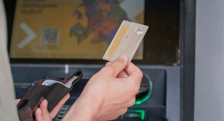 Банківська картка в руках: мінімальна зарплата в Україні