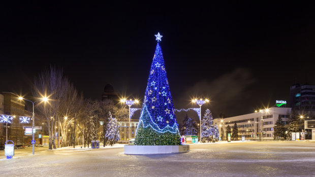 Без сліз не поглянеш: як окупований Донецьк прикрашають до новорічних свят