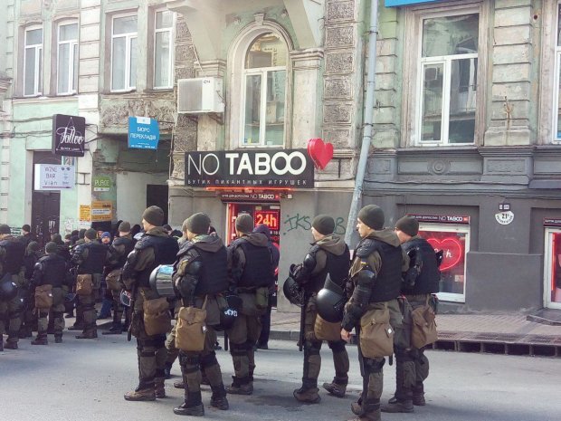Військові і поліція оточили центр Києва, підходи перекрито, зв'язок глушать: фоторепортаж