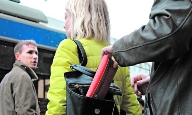 У Києві чоловік дав жорстку відсіч злодіям (відео)