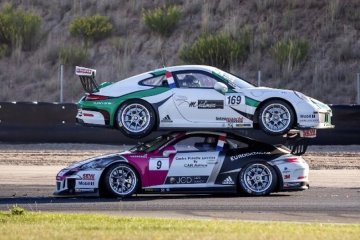 На автогонках один Porsche заехал на крышу другого