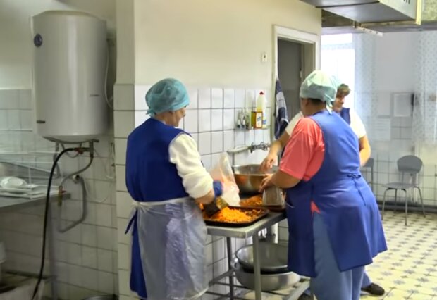 Невкусная еда и грязные столовые уйдут в прошлое — в Украине начали "наступление" на школьное питание