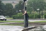 Здичавілі на карантині харків'яни почали обіймати стовпи