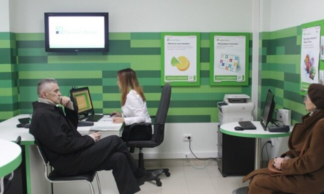 Клиенты и работница ПриватБанка