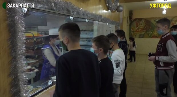 Ужгородских школьников оставят без лимонада и сладостей: "Запретить продажу"