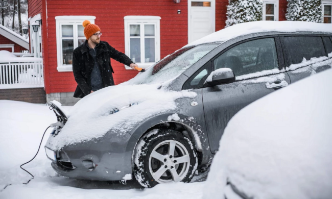 Електромобіль на зарядці: фото з вільних джерел