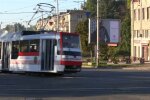 У Запоріжжі "голий" чоловік перегородив шлях трамваю - "Я не їду – ніхто не їде!"