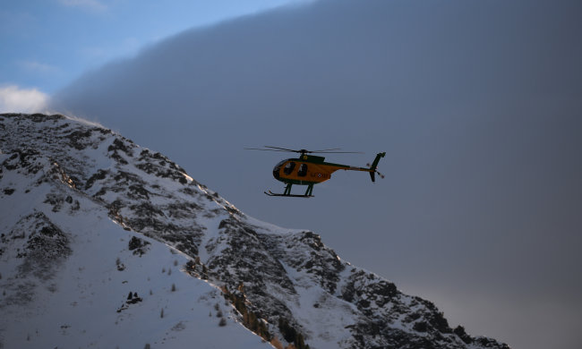 В горах столкнулись самолет и вертолет, есть погибшие: спасатели пытаются найти уцелевших