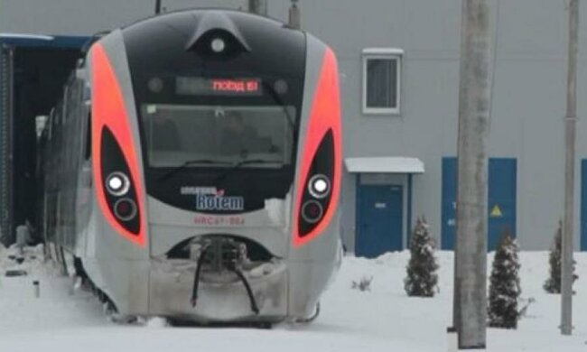 Электропоезд  Львов - Киев остановился из-за холода