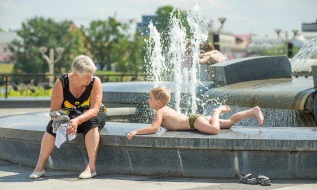 Краще ховайтеся: завтра на Україну чекає пік літньої спеки