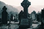 Кому вінки, кому чорта лисого: на могилі маніяка Ткача продовжують з'являтися сатанинські символи