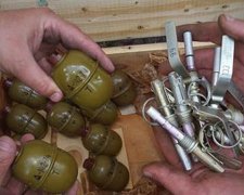 СБУ в Донецькій області виявила схованку зі зброєю диверсантів (фото, відео)
