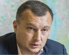 Нардеп від "Слуги народу" вдарив людину і спустив шини декільком авто в Чернігові. Відео