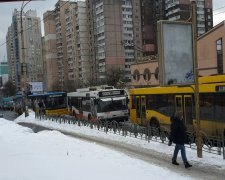 Пробив головою скло, усе в крові: київський тролейбус відкрив двері у пекло