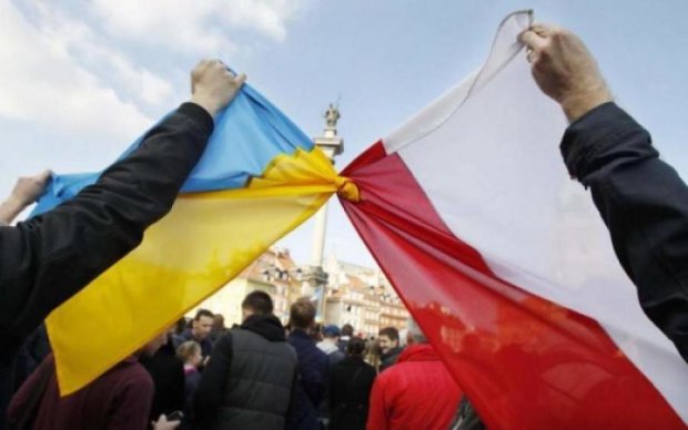 "Убирайтесь отсюда": поляки чуть не убили украинцев на кладбище
