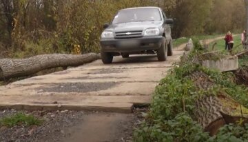 На Прикарпатье жители деревни своими силами ремонтируют мост, кадр из репортажа Суспільне: YouTube