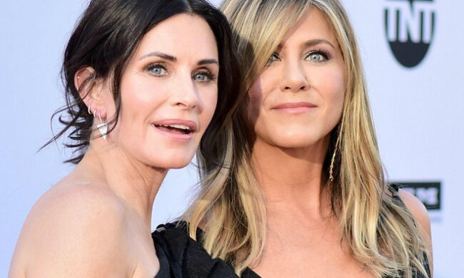 Подруга все знає: Кортні Кокс підтвердила, що між Дженніфер Еністон і Бредом Піттом все ще є кохання