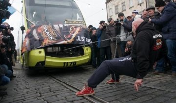 Як львів’янин зубами трамвай тягнув (відео)
