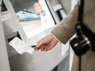 Банкомат и чек: почему нельзя выбрасывать квитанцию