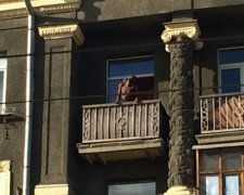 У Харкові голий афроамериканець співав і жбурляв речі з балкону (фото)